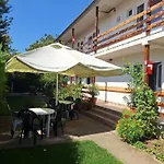 Gazde/Camere de închiriat Anda *