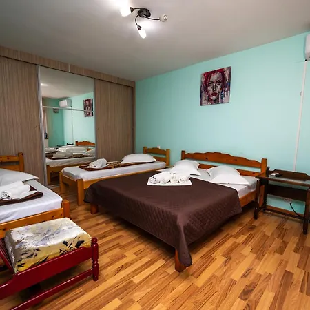 Anda Gazde/Camere de închiriat