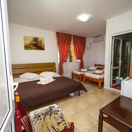 Gazde/Camere de închiriat Anda